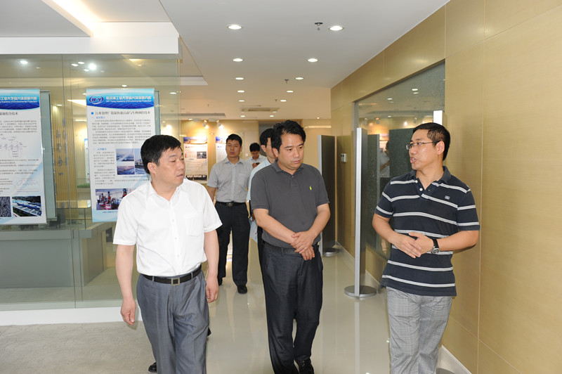 无锡市副市长曹佳中等领导来我院调研